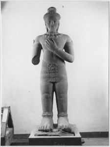Dvaparala debout, avant-bras droit brisé (vu de face). EFEO_CAM19507_1