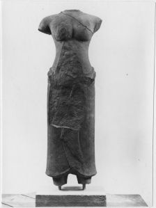 Corps féminin debout à 2 bras brisés, pieds brisés (vu de face) EFEO_CAM19511_1
