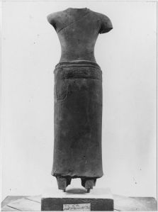 Corps féminin debout à 2 bras brisés, pieds brisés (vu de dos) EFEO_CAM19511_2