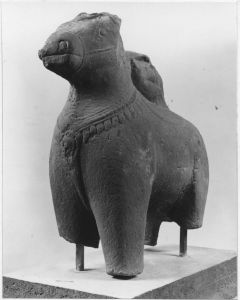 Personnage monté sur bovidé, partie inférieure du corps, pieds de l'animal brisés (vu de 3/4 face gauche). EFEO_CAM19514_1