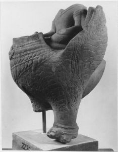 Corps de Brahma à 4 bras monté sur Hamsa dont la tête est brisée (vu de 3/4 face gauche) EFEO_CAM19514_3