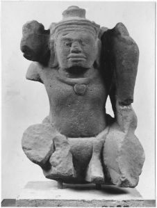 Corps de divinité monté sur un homme (partie inférieure) (Kubera sur le Yaksa ?) (vus de face). EFEO_CAM19515_1