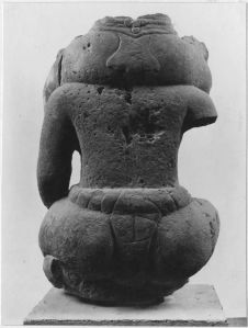 Corps de divinité monté sur un homme (partie inférieure) (Kubera sur le Yaksa ?) (vus de dos). EFEO_CAM19515_2