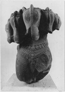 Sculpture en ronde-bosse. Poitrail d’un cheval à cinq têtes. EFEO_CAM19516_1