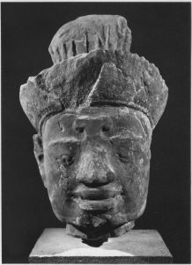 Tête masculine diadémée, éclat sur la partie inférieure du diadème, relief en accolade sur le front (vue de face). EFEO_CAM19522_1
