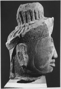 Tête masculine diadémée, éclat sur la face antérieure du diadème, relief en accolade sur le front (vue du profil droit). EFEO_CAM19522_3