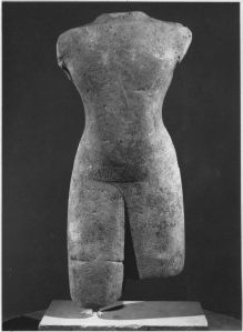 Corps masculin debout à 2 bras brisés, jambes brisées au dessus du genou (vu de face). EFEO_CAM19523_1