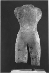Corps masculin debout à 2 bras brisés, jambes brisées au dessus du genou (vu de dos). EFEO_CAM19523_2