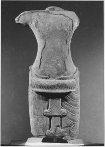 Corps masculin debout à 2 bras brisés, jambes brisées sous le vêtement, buste desquamé sur sa partie inférieure (vu de face). EFEO_CAM19525_1