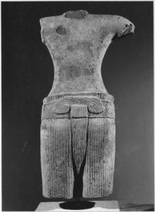 Corps masculin debout à 2 bras brisés, jambes brisées sous le vêtement, buste desquamé sur sa partie inférieure (vu de dos). EFEO_CAM19525_2