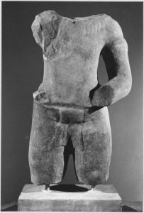 Corps masculin debout à 2 bras, bras droit et main gauche brisés, jambes brisées au dessus du genou (vu de face) EFEO_CAM19527_1
