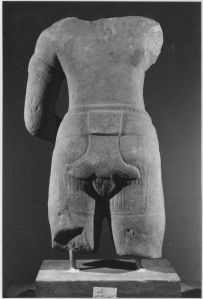 Corps masculin debout à 2 bras, bras droit et main gauche brisés, jambes brisées au dessus du genou (vu de dos). EFEO_CAM19527_2