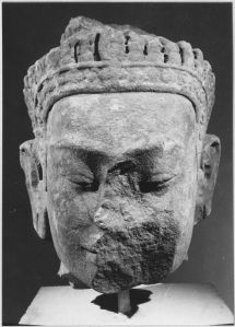 Tête masculine, bouche, nez et menton éclatés (vue de face). EFEO_CAM19528_1