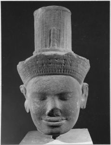 Tête de Shiva diadèmée, bout du nez éclaté (vue de face) EFEO_CAM19530_1