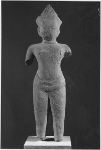 Avalokitesvara debout à 2 bras brisés, pieds brisés, très érodé sur la partie inférieure (vu de face) EFEO_CAM19535_1