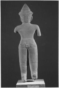 Avalokitesvara debout à 2 bras brisés, pieds brisés, très érodé sur la partie inférieure (vu de dos) EFEO_CAM19535_2