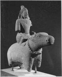 Yama monté sur le buffle, bras brisés, pieds de l'animal brisés (vu de 3/4 face droite) (?) EFEO_CAM19540_1