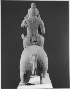 Yama monté sur le buffle, bras brisés, pieds de l'animal brisés (vu de dos) (?) EFEO_CAM19540_2