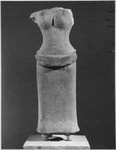 Corps féminin debout à 2 bras brisés, pieds brisés (vu de face) EFEO_CAM19546_3