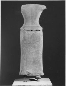 Corps féminin debout à 2 bras brisés, pieds brisés (vu de dos) EFEO_CAM19546_4