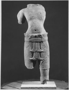Corps de Brahma debout à 4 bras brisés, jambes brisées sous le vêtement (à droite) et au mollet (à gauche) (vu de face) EFEO_CAM19547_3