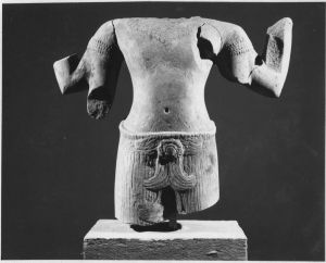 Corps masculin paré debout à 4 bras, mains brisées, jambes brisées sous le vêtement (vu de face) EFEO_CAM19548_1