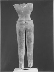 Corps masculin debout à 2 bras brisés, pieds brisés (vu de dos). EFEO_CAM19549_2