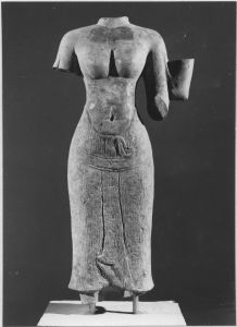 Corps féminin debout à 4 bras brisés, pieds brisés (vu de face) EFEO_CAM19551_3