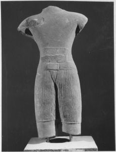 Corps masculin debout à 2 bras brisés, jambes brisées sous les genoux (vu de dos) EFEO_CAM19552_a2