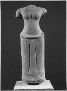 Corps féminin debout à 2 bras brisés, pieds brisés (vu de face) EFEO_CAM19552_b1