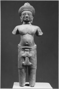 Avalokitesvara debout à 2 bras brisés, pieds brisés (vu de face) EFEO_CAM19559_b2
