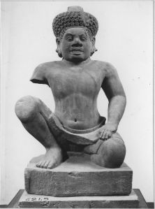 Personnage d'échiffre agenouillé, main gauche posée sur la cuisse gauche. EFEO_CAM19564_1