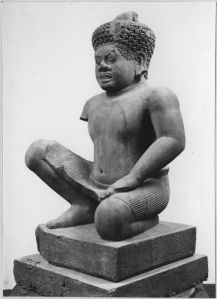 Personnage d'échiffre agenouillé, main gauche posée sur la cuisse gauche (vu de 3/4 gauche). EFEO_CAM19564_2