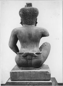 Personnage d'échiffre agenouillé, main gauche posée sur la cuisse gauche (vu de dos). EFEO_CAM19564_3