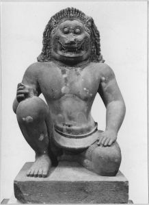 Monstre d'échiffre (corps d'homme et tête de lion), agenouillé, main gauche posée sur la cuisse gauche. EFEO_CAM19566_1