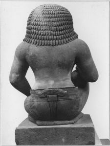 Monstre d'échiffre (corps d'homme et tête de lion), agenouillé, main gauche posée sur la cuisse gauche (vu de dos). EFEO_CAM19566_3