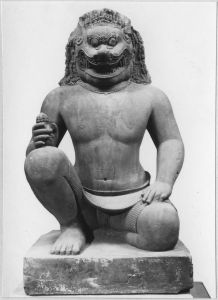 Gardien à tête de lion accroupi un genou à terre avec attribut, sur socle quadrangulaire (vu de face). EFEO_CAM19567_1