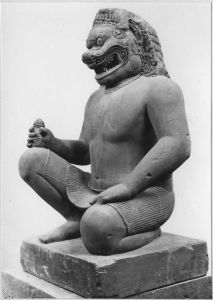 Gardien à tête de lion accroupi un genou à terre avec attribut, sur socle quadrangulaire (vu de 3/4 face gauche). EFEO_CAM19567_2