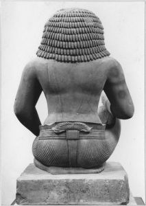 Gardien à tête de lion accroupi un genou à terre avec attribut, sur socle quadrangulaire (vu de dos). EFEO_CAM19567_3