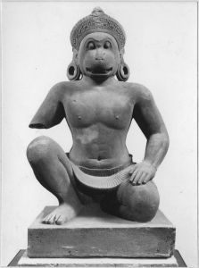 Monstre d'échiffre (corps d'homme et tête de singe), agenouillé, main gauche posée sur la cuisse gauche. EFEO_CAM19568_1
