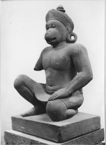 Monstre d'échiffre (corps d'homme et tête de singe), agenouillé, main gauche posée sur la cuisse gauche (vu de 3/4 gauche). EFEO_CAM19568_2