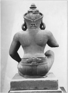 Monstre d'échiffre (corps d'homme et tête de singe), agenouillé, main gauche posée sur la cuisse gauche (vu de dos). EFEO_CAM19568_3