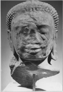 Ronde-bosse : tête de Buddha EFEO_CAM19596_1