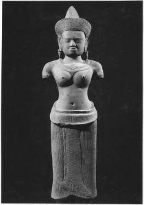 Divnité féminine debout, les 2 bras brisés. EFEO_CAM19625_1