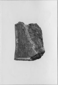 Fragment de bronze : vêtement féminin EFEO_CAM25079_4