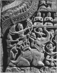 Fronton: combat de Bhima et de Duryodhana (détail) EFEO_CAM25222_1