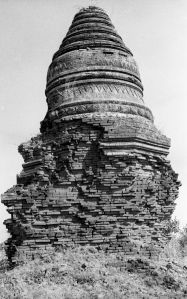 Stupa inclus n°805 du site de Pagan EFEO_PICP06921