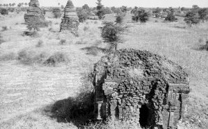 Stupas n°807 + 804 + 805 du site de Pagan EFEO_PICP06931