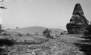 Tertre et stupa n°808 + 804 du site de Pagan EFEO_PICP06935