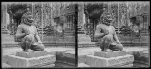 Banteay Srei : gardien d'échiffre à tête de lion (bâtiment sud, face est, côté nord) EFEO_FINL02178